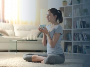 Weniger Stress, mehr Balance: Warum Hatha Yoga der Schlüssel für berufstätige Frauen 40+ ist