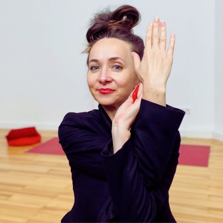 Stressbewältigung mit Yoga: Entdecke, wie Körper und Psyche im Einklang wirken. Wissenschaftlich fundiert & online im zertifizierten Hatha-Yoga-Kurs.